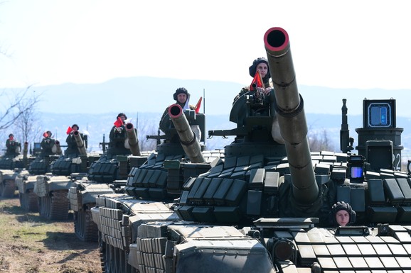 (VIDEO) TENKOVI TUTNJE KOD NIŠA! Nišandžija otkrio kako izgleda moćni T-72MS u akciji: "Volim svoj poziv"