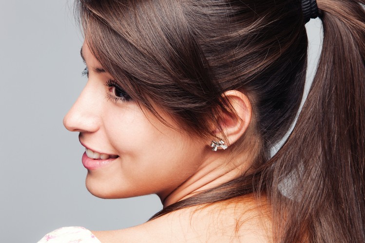 Kobieta z włosami związanymi w koński ogon