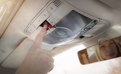 System eCall uratował kobietę po wypadku. "Autem ścięła kilka drzew, błąkała się po lesie"