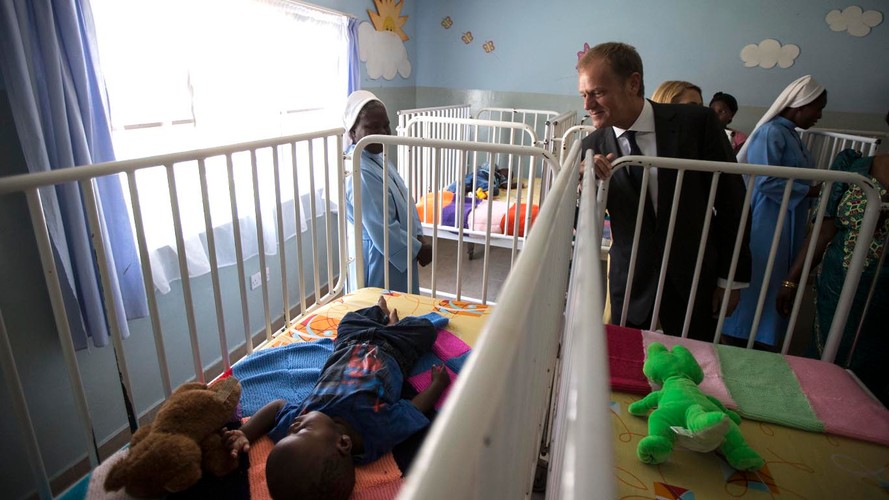 Polski premier wśród afrykańskich sierot