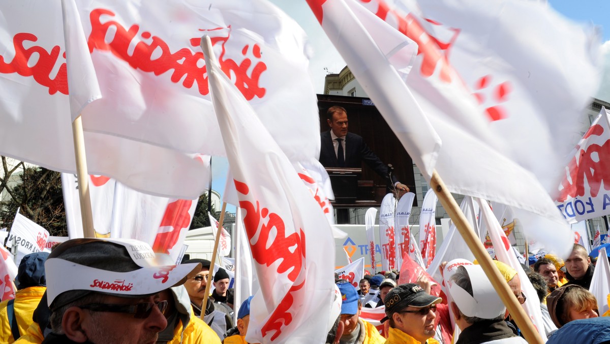 Głosowanie wniosku "Solidarności" o referendum emerytalne wywołało kolejną ożywioną debatę w Sejmie. Na sali nie zabrakło ostrych wymian zdań między politykami. Ostatecznie wniosek przepadł. MSZ, zgodnie z zapowiedzią, opublikowało kolejne rozmowy z 10 kwietnia 2010 r. "Jezus Maria!" - tak Radosław Sikorski zareagował na informacje o przebiegu wydarzeń w Smoleńsku. Zobacz, co jeszcze ważnego wydarzyło się dziś w kraju i na świecie!