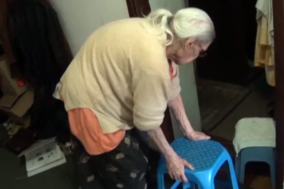 POZNATA SRPKINJA JE UMRLA U BEDI, 11 GODINA NIJE IZAŠLA IZ SOBE Bila zvezda i udata za legendarnog pevača, godinama brinula o bolesnoj ćerki i unuku
