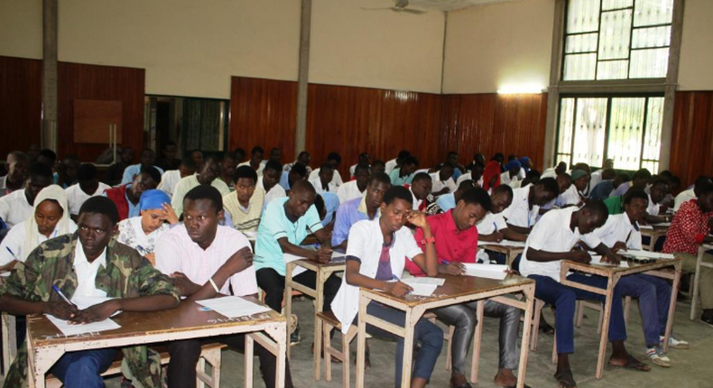 Des candidats dans une salle d'examen