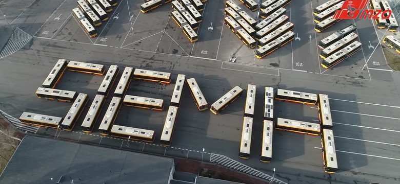 Wielki napis ułożony z autobusów. Nietypowe pozdrowienia dla WOŚP