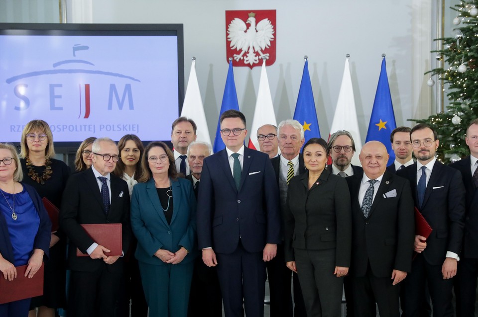 Marszałek Sejmu Szymon Hołownia (w środku), marszałek Senatu Małgorzata Kidawa-Błońska (w środku po lewej), pierwsza prezes Sądu Najwyższego, przewodnicząca Trybunału Stanu Małgorzata Manowska (po lewej), wicemarszałek Sejmu Monika Wielichowska (w środku po prawej) po uroczystości wręczeniu aktów powołania nowo wybranym członkom Trybunału Stanu w grudniu 2023 r.