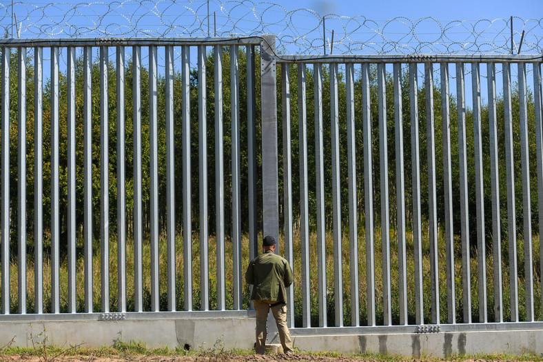 Polski żołnierz w pobliżu granicy z Białorusią w Kuźnicy, 14 sierpnia 2023 r.