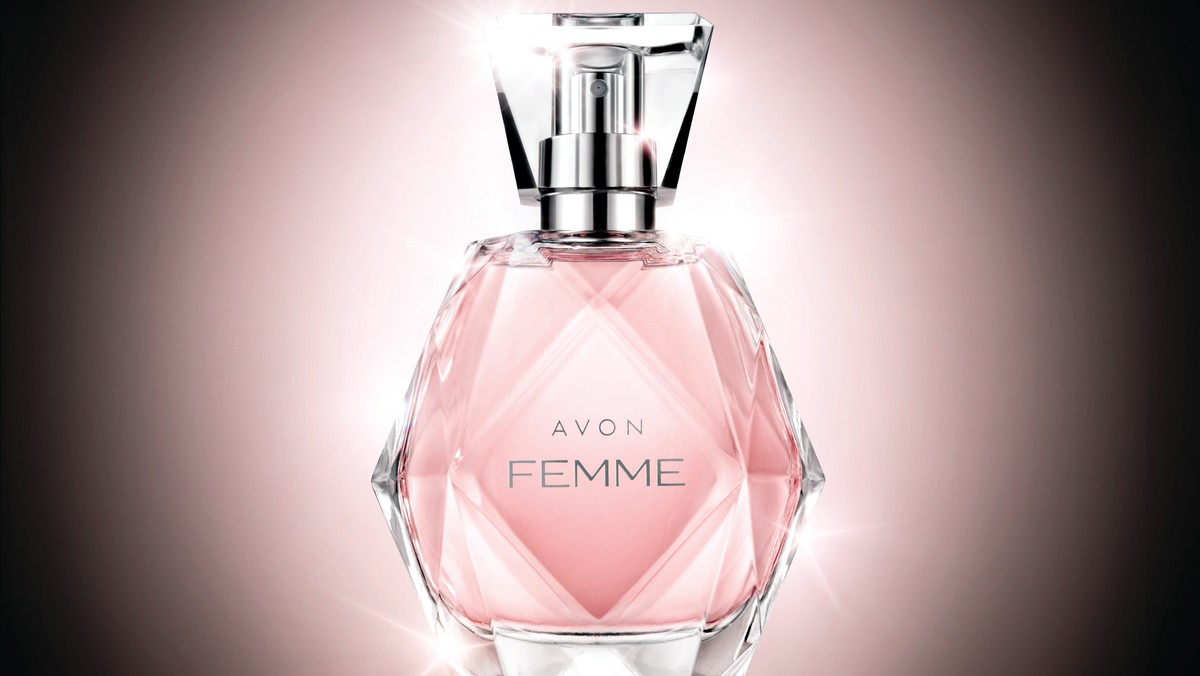 Avon Femme to woda perfumowana dla kobiety niezależnej, zmysłowej, niepowtarzalnej. Uwodzicielska, emocjonalna, eteryczna i oryginalna – tak pachnie gwiazda. Niebanalnie i zawsze kusząco. Ponętny, czarujący, wyrafinowany zapach, który roztacza sensualną aurę przez cały dzień. Nowy produkt FEMME od AVON powstał na bazie bursztynowego akordu z akcentami słodyczy brzoskwini i nuty drewna. Ta stabilność i stanowczość przełamana została soczystą gruszką, orzeźwiającym różowym grejpfrutem i dopieszczającym całość aksamitnym fiołkiem. W harmonijnej duszy esencji kwiatowo – owocowej nie zabrakło także upajającej skórki brzoskwini i dynamicznej nuty orchidei.