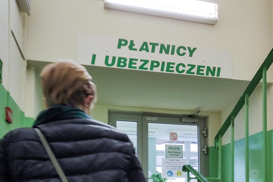 ZUS może dochodzić niesłusznie wypłaconego zasiłku bezpośrednio od płatnika składek, czyli pracodawcy lub zleceniodawcy oraz innego podmiotu