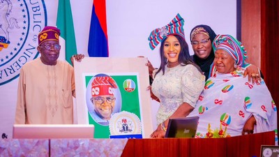 President Bola Tinubu receives in audience the APC Women Leaders in the 36 States and FCT, led by the APC National Woman Leader, Dr. Betta Edu. [Presidency]