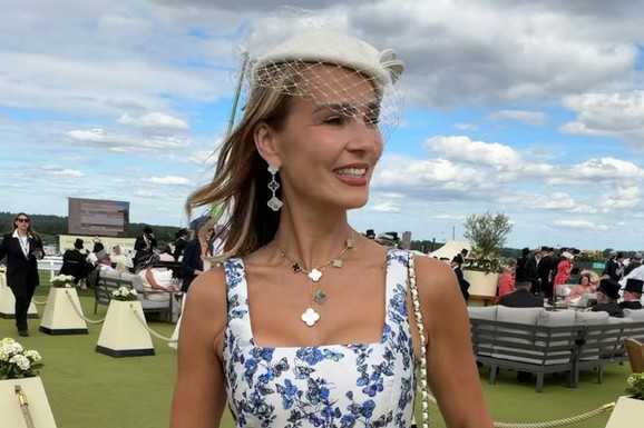 SVI GLEDALI SAMO U NJU! Bogata Srpkinja dominira na trkama u Engleskoj: Istakla figuru u korset haljini, a na vratu nosi ogrlicu od 12.000 EVRA (FOTO)