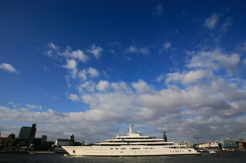 Abramovičeva jahta "Eklipsa" u luci u Hamburgu, duga 170 metara, koju je za ruskog milijardera napravilo brodogradilište "Blom end Vos"