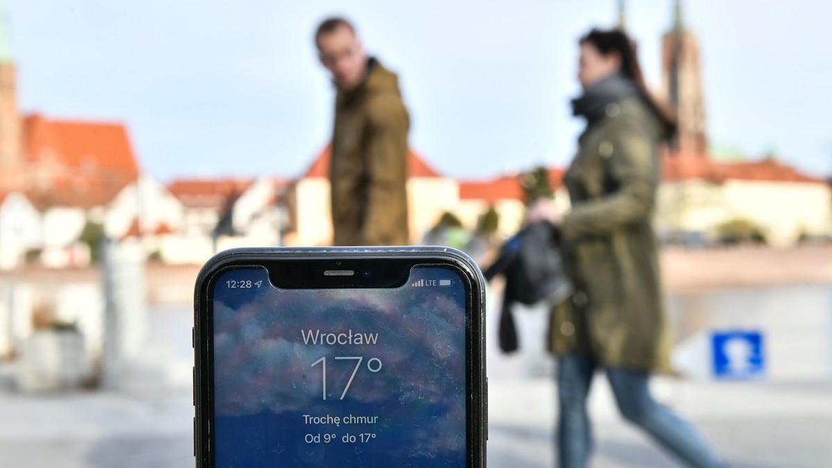 Telefon wskazuje 17 st. C 1 stycznia we Wrocławiu