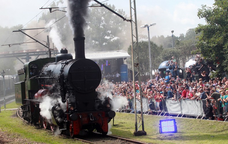 W prezentacji parowozów i pociągów historycznych wzięły udział lokomotywy:  Ol12-7, Ty42-107, TKh49-1 ze Skansenu w Rabce-Chabówce,  dwa parowozy z Czech i Słowacji, Ty42-24 ze Skansenu w Pyskowicach, TKt48-18 z Muzeum Przemysłu i Kolejnictwa na Śląsku w Jaworzynie Śląskiej, oraz  Ol49-69 z Parowozowni w Wolsztynie. <br><br> fot. (mr) PAP/Grzegorz Momot
