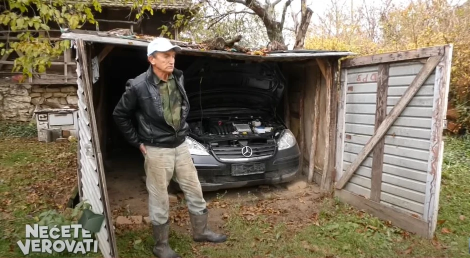 Vlado ispred šupe u kojoj se krije Mečka