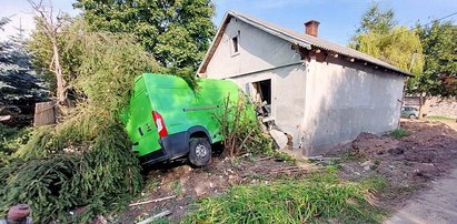 Dramat w Podlaskiem. W ścianę domu wbił się bus.  W środku matka z trojgiem dzieci!