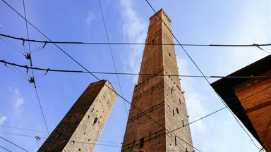 Włosi próbują ratować średniowieczną wieżę. Jest bardziej pochylona niż ta w Pizie