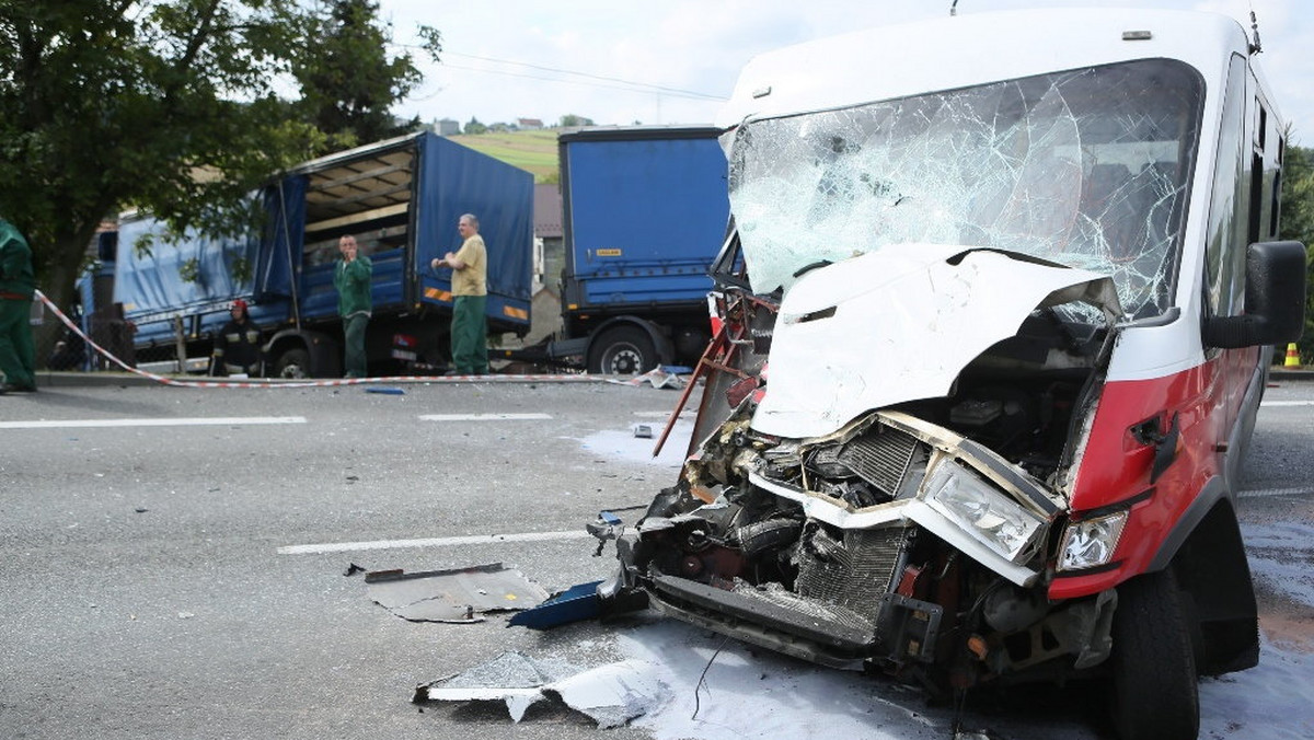 Na naszych drogach w dalszym ciągu dochodzi do zbyt wielu tragicznych wypadków. Jedną z przyczyn jest przekraczanie dopuszczalnej prędkości. Dlatego niektórzy eksperci zastanawiają się nad rozszerzeniem przepisów w taki sposób, by zatrzymywanie prawa jazdy w przypadku przekroczenia dopuszczalnej prędkości o ponad 50 km/h, było możliwe również poza obszarem zabudowanym. „Tak jak nie powinno się jeździć z prędkością ponad 100 km/h w mieście, tak samo prędkość wyższa niż 140 km/h na drodze powiatowej czy wojewódzkiej jest szaleństwem – mówi w wywiadzie dla Onetu Bartłomiej Morzycki, Prezes Zarządu Partnerstwa dla Bezpieczeństwa Drogowego.