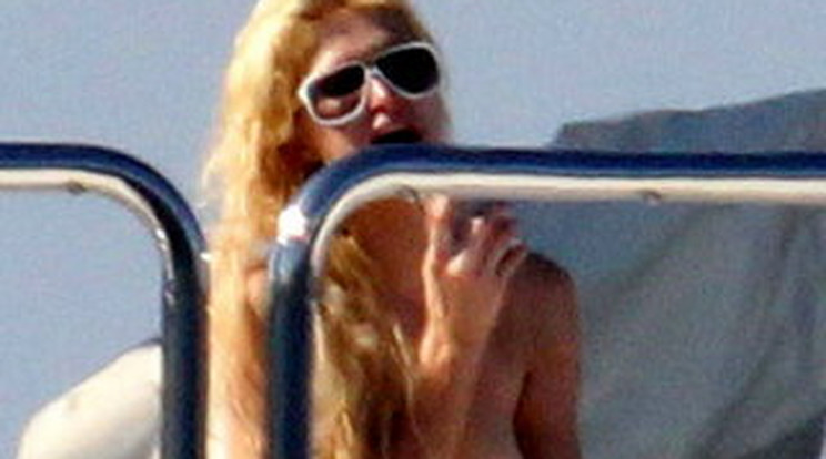 Paris Hilton nem fért a bikinifelsőjébe