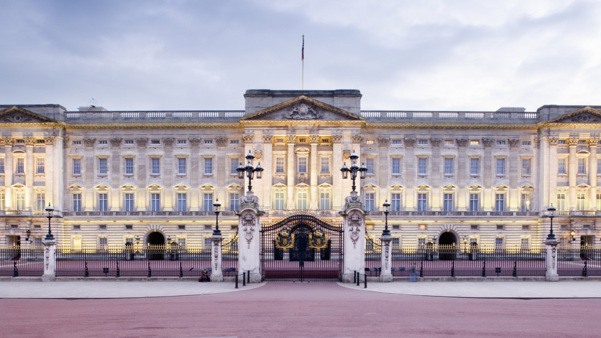 Pierwszą nazwą Pałacu Buckingham była: "Queens Palace". Od samego początku tę królewską siedzibę zamieszkiwały władczynie. One to sprawiły, że stała się ona domem rodziny królewskiej, a nie tylko imponującym budynkiem.