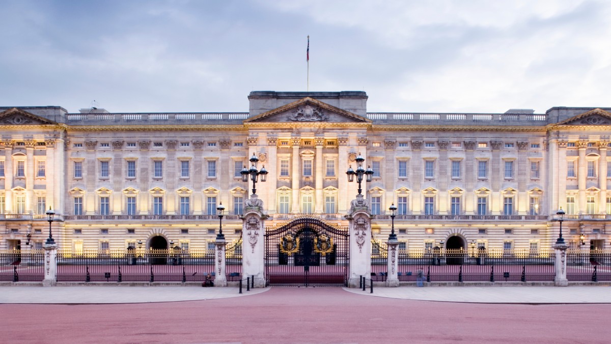 Pierwszą nazwą Pałacu Buckingham była: "Queens Palace". Od samego początku tę królewską siedzibę zamieszkiwały władczynie. One to sprawiły, że stała się ona domem rodziny królewskiej, a nie tylko imponującym budynkiem.