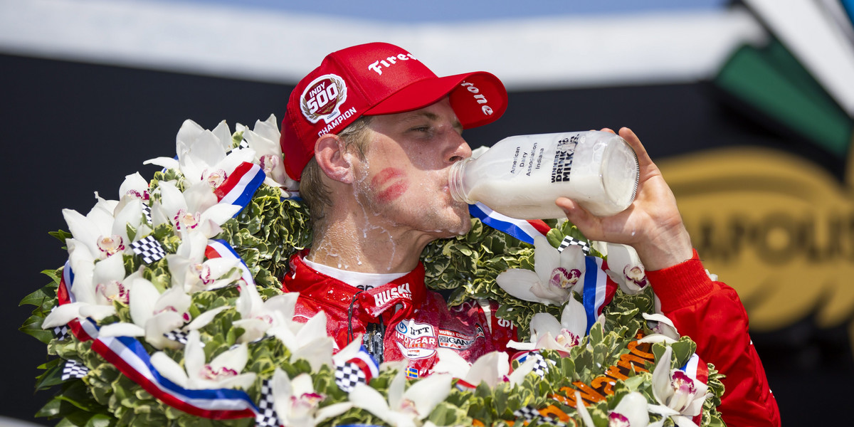 Taka to już tradycja: zwycięzca Indianapolis 500 pije na podium mleko, a nie szampana jak w Formule 1