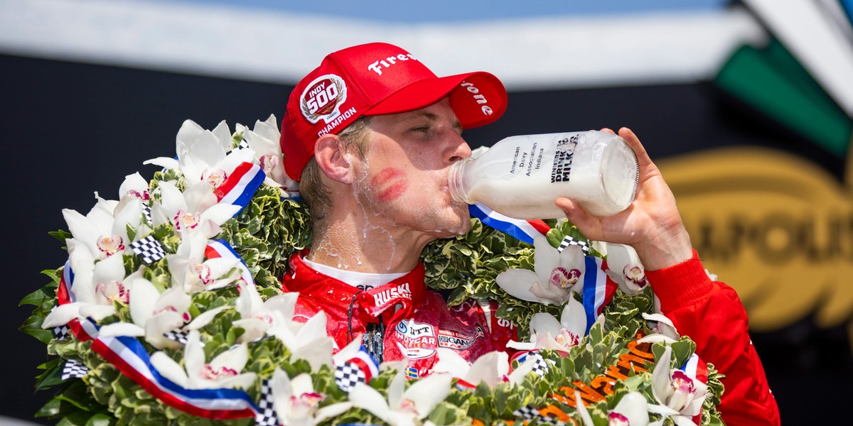 Taka to już tradycja: zwycięzca Indianapolis 500 pije na podium mleko, a nie szampana jak w Formule 1