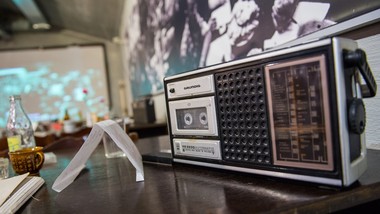 Niezapomniane hity PRL-u: dopasuj piosenkę do artysty, dokończ tekst i przenieś się do tamtych lat [QUIZ]