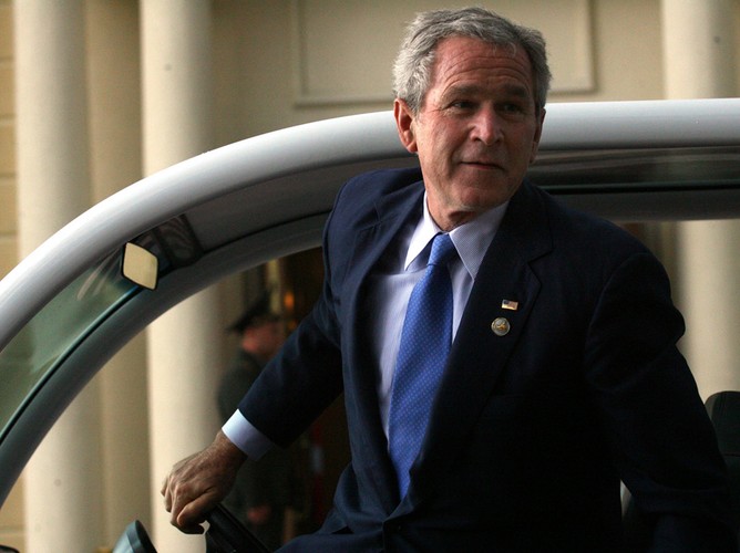 „Kluczowe decyzje” to autobiografia byłego prezydenta USA George'a W. Busha. Na szczycie zestawienia „New York Timesa” pozostawała pięć tygodni, osiągając sprzedaż 2,6 mln egzemplarzy, czyli siedem razy więcej niż wspomnienia Billa Clintona