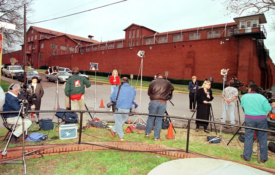 Novinari ispred zatvora