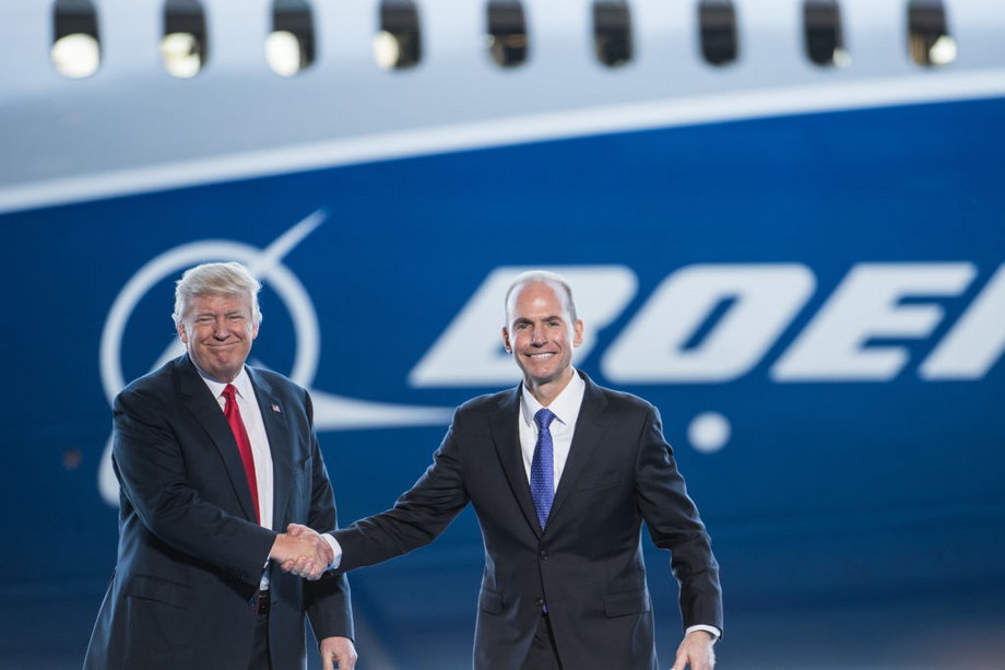 Donald Trump i Dennis Muilenburg, ówczesny CEO Boeinga