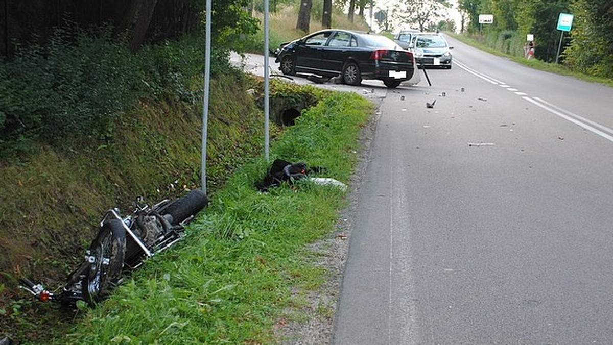 W drodze do szpitala zmarł 43-letni motocyklista z Rzeszowa, który wczoraj po południu w Wesołej w powiecie brzozowskim zderzył się z kierowcą citroena.