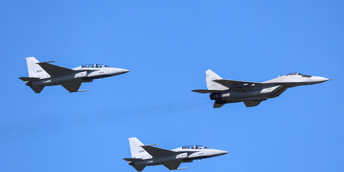 Siły Powietrzne RP zaprezentowały samoloty MIG-29 (z prawej) i FA-50 podczas defilady wojskowej 15 sierpnia