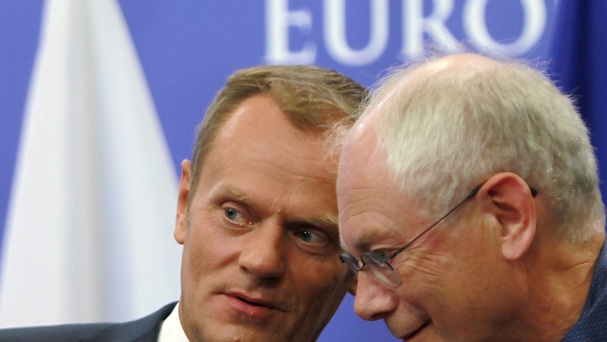 Premier Donald Tusk powiedział w Brukseli, że dalsza integracja gospodarcza eurolandu nie może dzielić Europy na dwa kluby. Szef Rady Europejskiej Van Rompuy obiecał, że kraje spoza euro, jeśli zechcą, będą konsultowane ws. prac nad rządem gospodarczym euro.