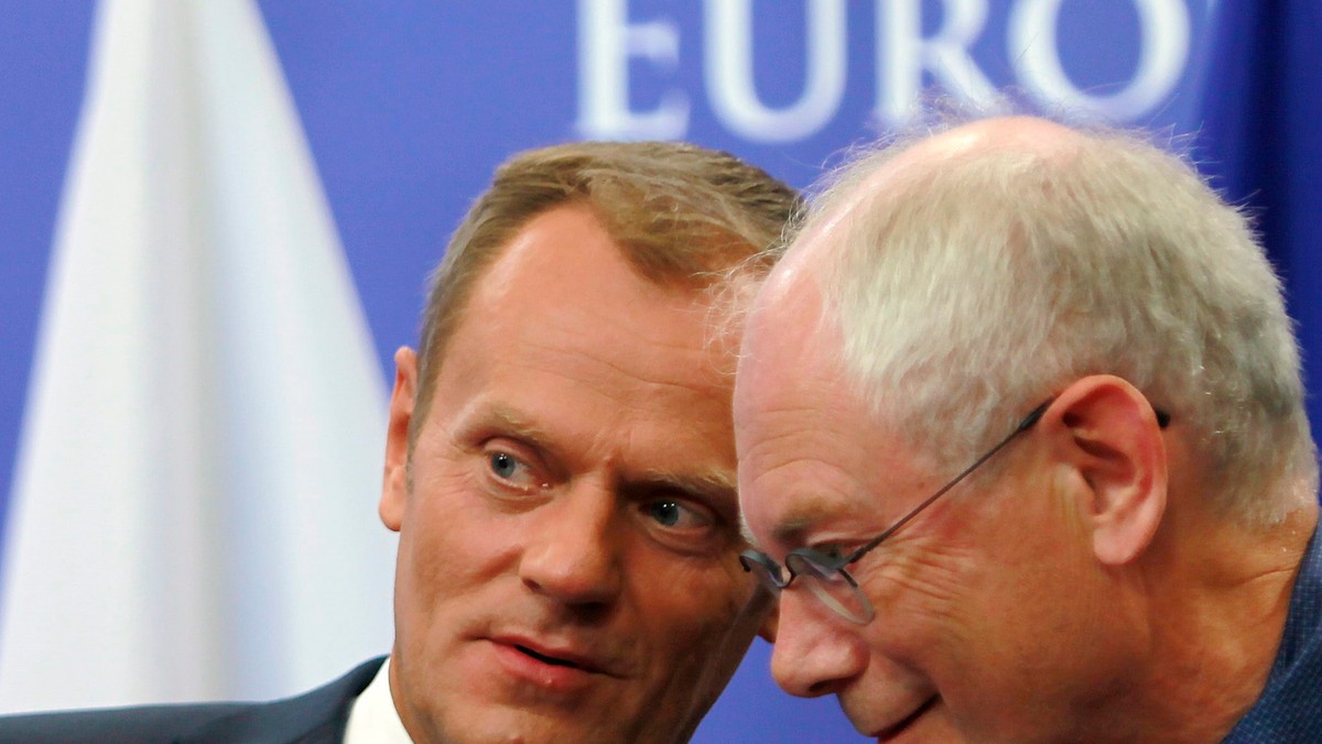 Premier Donald Tusk powiedział w Brukseli, że dalsza integracja gospodarcza eurolandu nie może dzielić Europy na dwa kluby. Szef Rady Europejskiej Van Rompuy obiecał, że kraje spoza euro, jeśli zechcą, będą konsultowane ws. prac nad rządem gospodarczym euro.