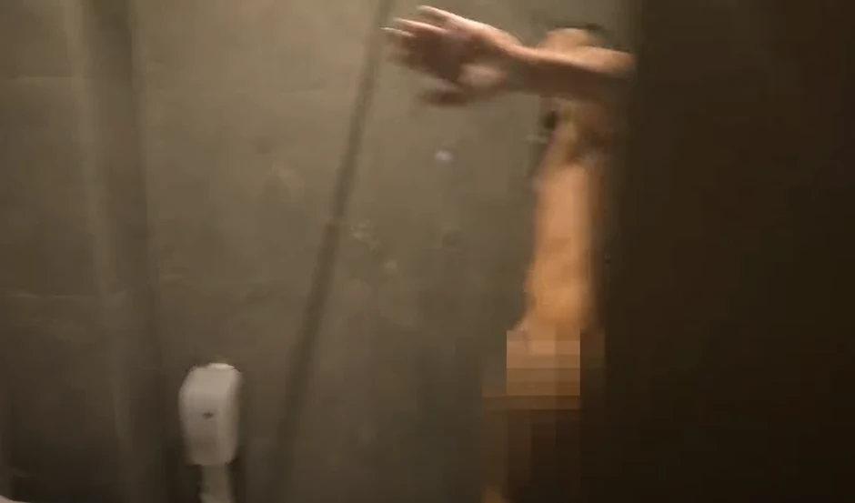 Nući go u spotu za pesmu Mhm Mhm