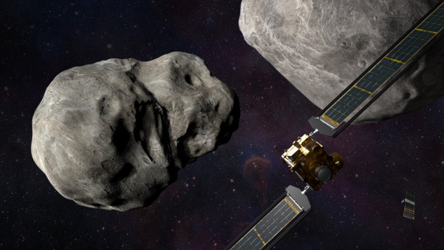 Zdjęcie przedstawia wizję artystyczną statku kosmicznego DART tuż przed uderzeniem w asteroidę Dimorphos, fot. NASA/Johns Hopkins, APL/Steve Gribben. 