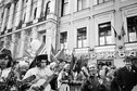 Misza nigdy nie rozumiała dusz, które zaprzedały się socjalizmowi. W tle widać sklep "Przyjaźń", co adekwatnie współgra z radziecką retoryką i ludowymi zabawami na ulicach Leningradu. Zdjęcie zostało zrobione w 1975 roku. 
