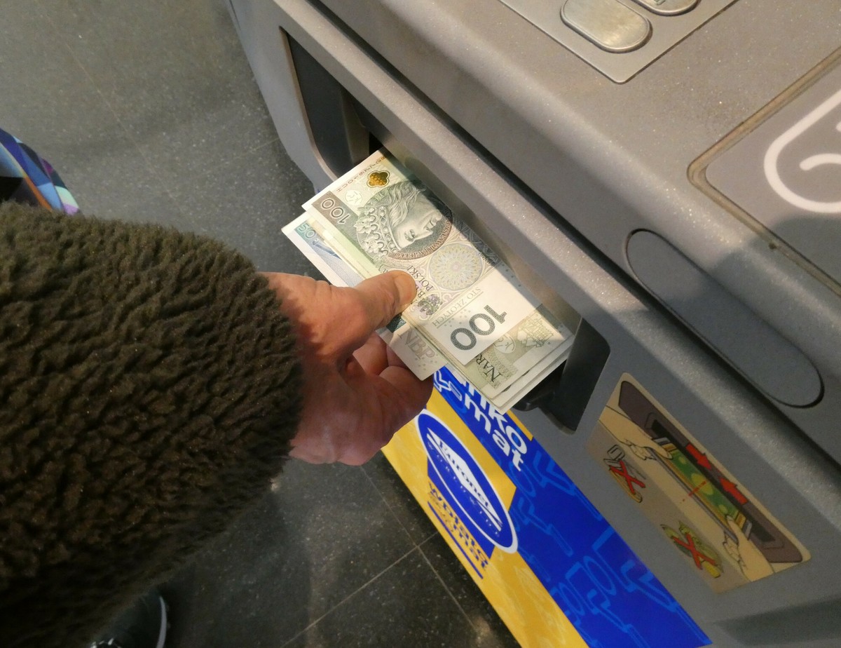 Polacy rezygnują z bankomatów. Nowe przepisy mogą namieszać