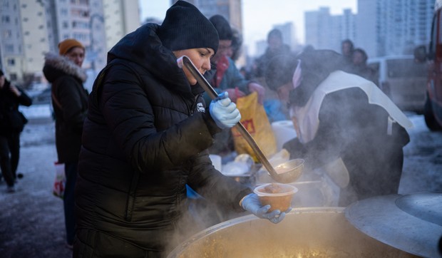 Volonterka služi besplatnu toplu hranu stanovnicima Kijeva tokom nestanka struje