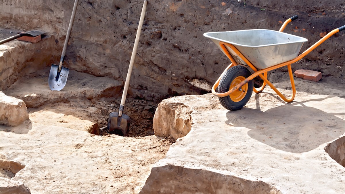 Vivat Szlachcic Pan i fundator wojska - to fragment napisu znajdującego się na szabli, która trafiła do Muzeum Archeologicznego w Wielkim Tyrnowie (Bułgaria). Zapewne przywłaszczył ją sobie oficer carskiej armii od powstańca styczniowego, a który potem uczestniczył w wojnie rosyjsko-tureckiej w Bułgarii.