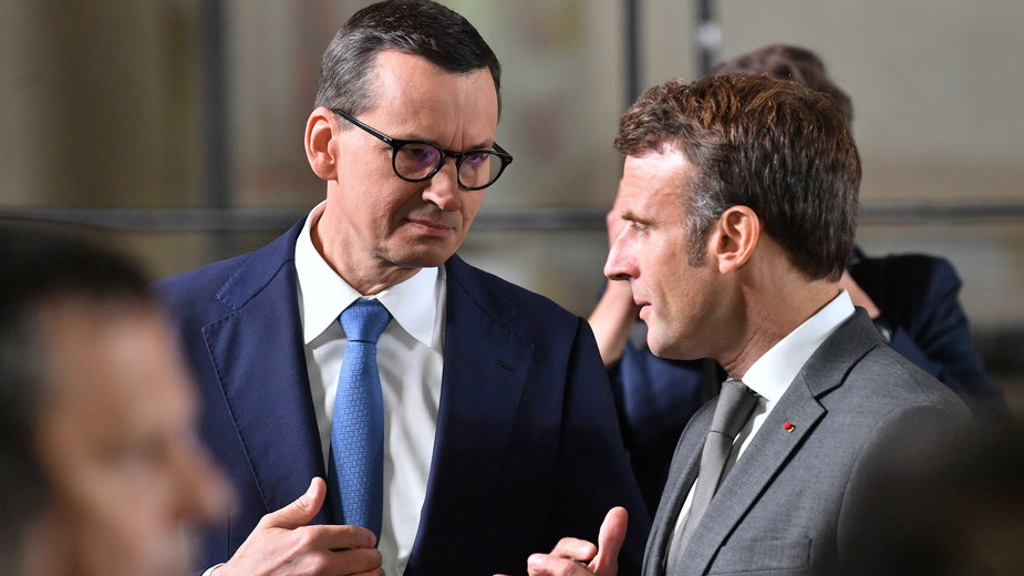 Mateusz Morawiecki i Emmanuel Macron podczas szczytu w Pradze
