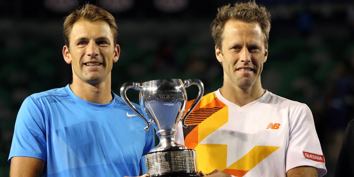 Łukasz Kubot (z lewej) wygrał w deblu Australian Open w 2014 roku, w parze z Robertem Lindstedtem.