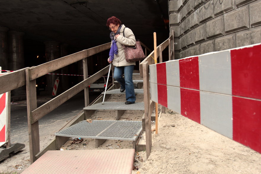 Po publikacji w "Gazecie", przy wiadukcie na ul. Kunickiego w Lublinie pojawiła się rampa dla ludzi z niepełnosprawnościami, ale tylko z jednej strony. Od strony miasta dalej są schody