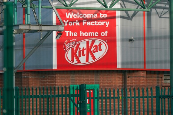 Filmska potera za čokoladom: Kamion sa KitKatom pod pratnjom policije i okružen konvojem obezbeđenja posle krađe 12 tona slatkiša