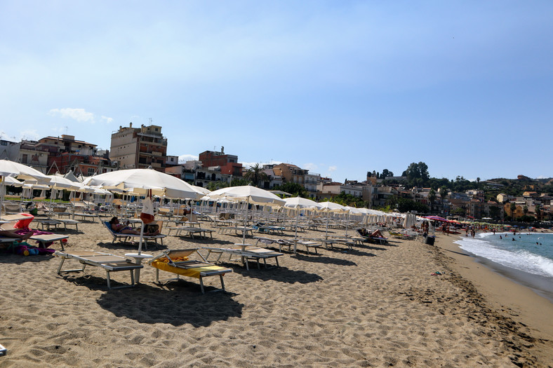 Plaża Giardini Naxos niedaleko Taorminy