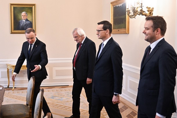 Prezydent Andrzej Duda, premier Mateusz Morawiecki, wicemarszałek Sejmu Ryszard Terlecki i rzecznik PiS Rafał Bochenek podczas spotkania w Pałacu Prezydenckim