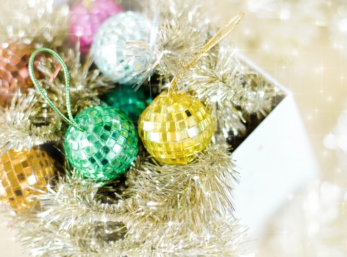 Dzięki tym bombkom uzyskasz choinkę w rytmie disco