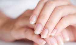 Nail slugging ratuje paznokcie po hybrydzie. Koniec z łamliwą płytką i suchymi skórkami