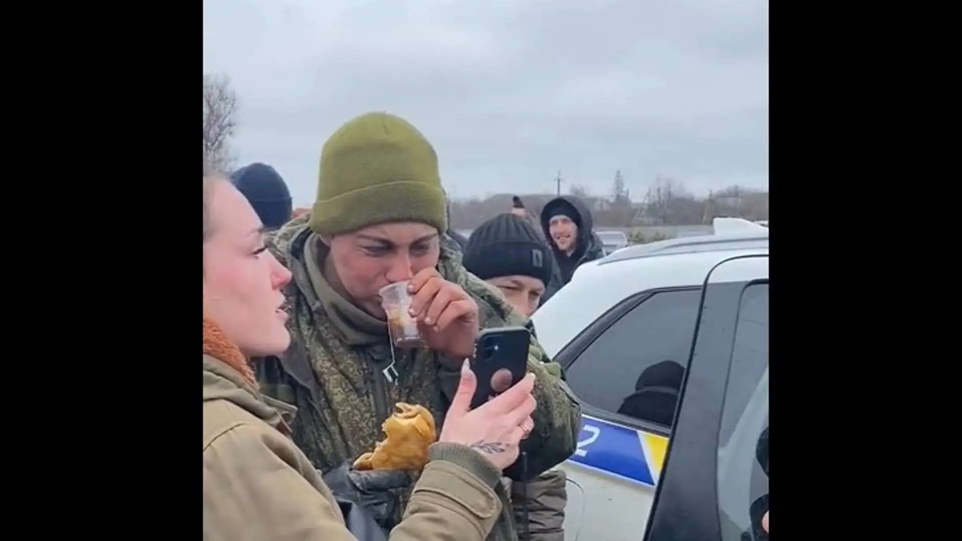 Ukraińcy częstują herbatą rosyjskiego żołnierza. "Nie straciliśmy człowieczeństwa"