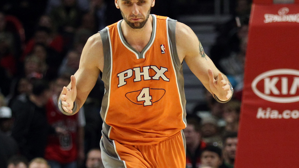 W lidze NBA nadal nie wiedzie się Phoenix Suns. Słońca przegrały po raz piętnasty w sezonie, tym razem we własnej US Airways Center z Houston Rockets 89:96. Marcin Gortat tym razem nie zanotował double-double, rzucił 16 punktów i miał 9 zbiórek.